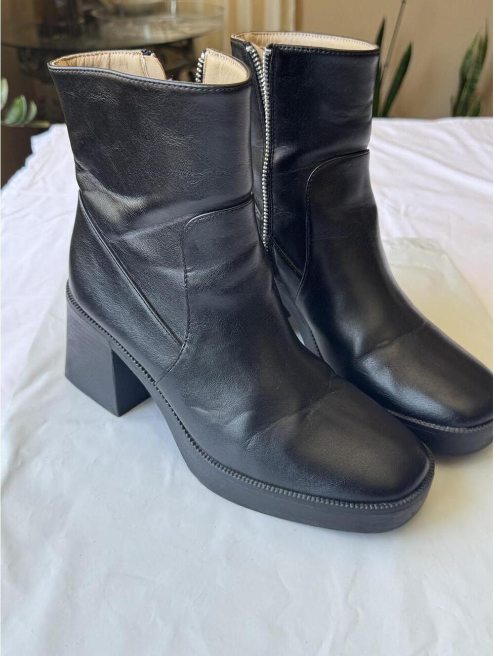 Princess Polly Women's Black Boot size 8